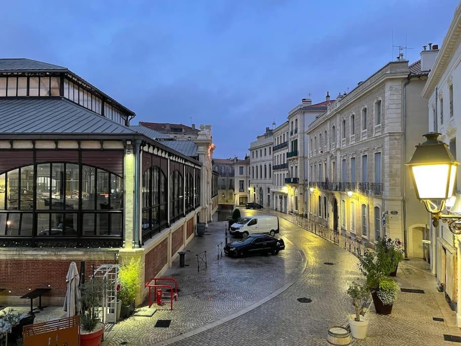 Vue Sur La Place Des Halles, Art Apparts Безьє Екстер'єр фото